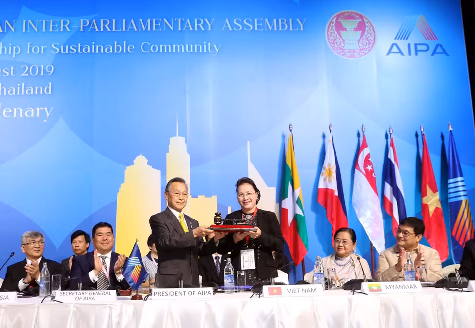 Presidenta de la Asamblea Nacional de Vietnam, Nguyen Thi Kim Ngan, recibió el cargo de la Presidenta de la XLI Reunión de la Asamblea Interparlamentaria de la ASEAN (AIPA 41) para 2020. (Fuente: VNA)