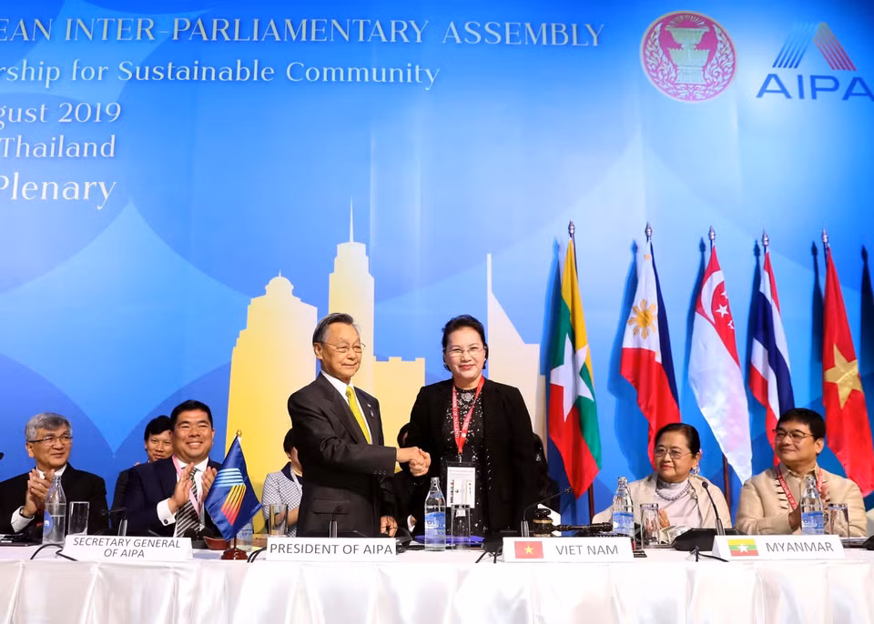 Presidenta de la Asamblea Nacional de Vietnam, Nguyen Thi Kim Ngan, recibió el cargo de la Presidenta de la XLI Reunión de la Asamblea Interparlamentaria de la ASEAN (AIPA 41) para 2020. (Fuente: VNA)