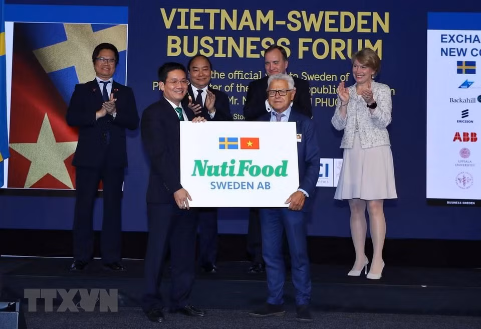 Los premieres ministros vietnamita, Nguyen Xuan Phuc, y sueco, Stefan Löfven, testimonian la firma del Memorando de Entendimiento entre Vietnam-Suecia. (Foto: VNA)