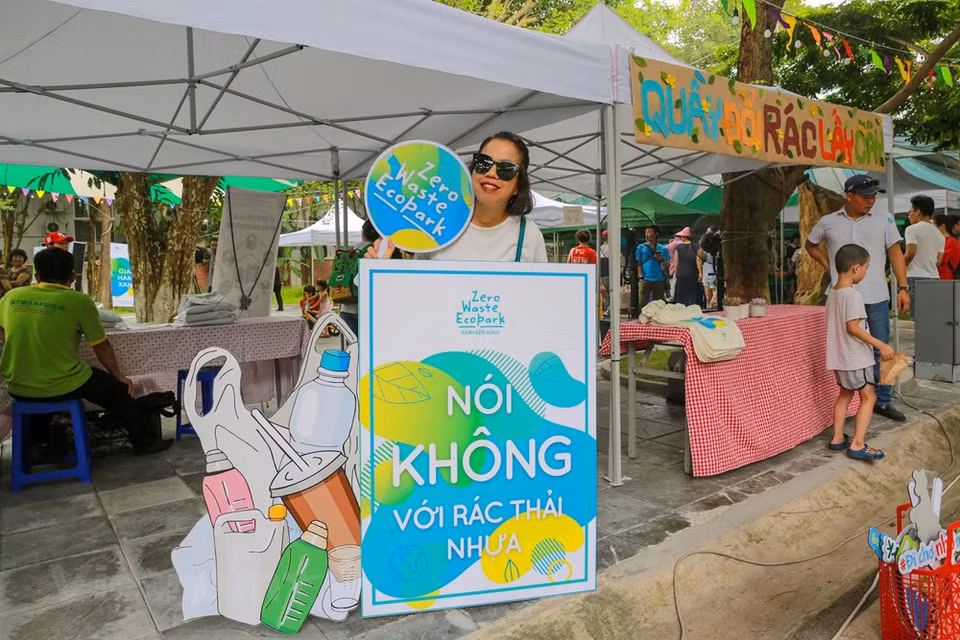También en el marco de la campaña, se organizó una feria con productos ecológicos. (Foto: VNA)