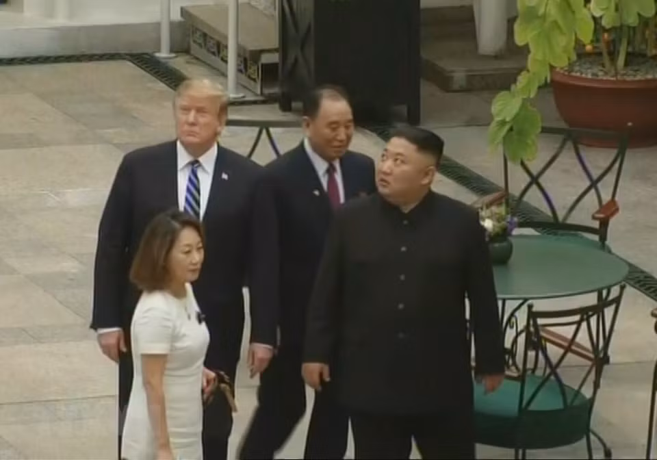 Presidente estadounidense, Donald Trump, y el líder norcoreano, Kim Jong-un, en el hotel Sofitel Legend Metropole Hanoi antes de la reunión ampliada el 28 de febrero de 2019, en marco de la segunda Cumbre EE.UU.-RPDC. (Fuente: VNA)