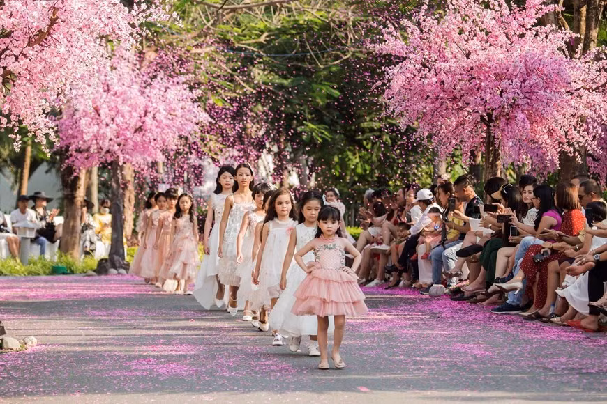 La conocida modelo Xuan Lan y su hija en el show. (Foto: VNA)