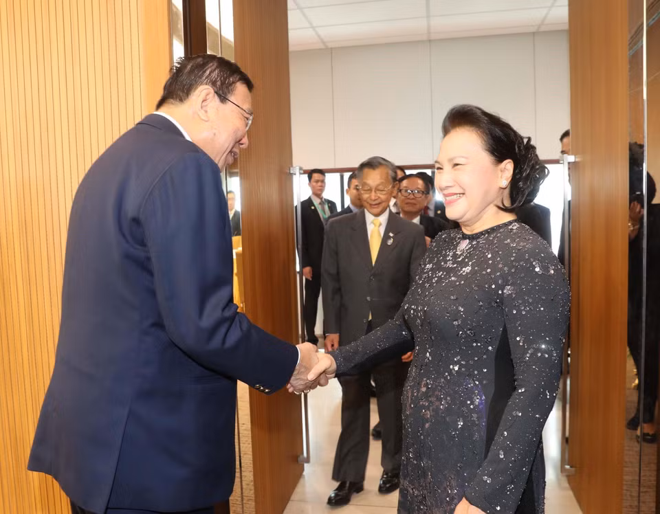 Presidenta legislativa de Vietnam, Nguyen Thi Kim Ngan, se reúne en Bangkok con el titular del Senado anfitrión, Pornpetch Wichitcholchai. (Fuente: VNA)