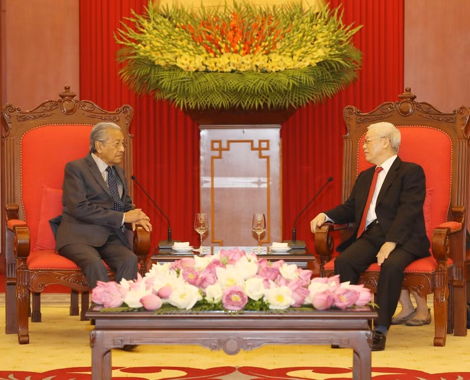 El secretario general del Partido Comunista y Presidente de Vietnam, Nguyen Phu Trong, recibe en Hanoi al primer ministro de Malaysia, Mahathir Mohamad. (Fuente: VNA)
