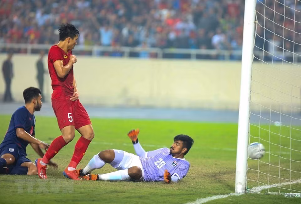 El defensa central Nguyen Thanh Chung (número 16), de un tiro libre, asegura el tercer gol del partido. (Fuente: VNA)