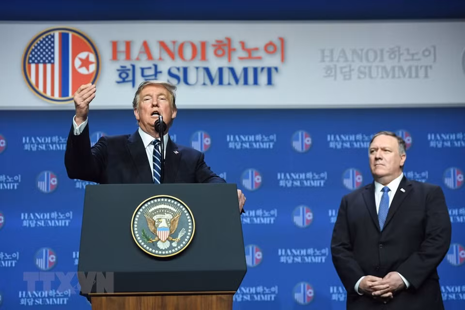 El secretario de Estado norteamericano, Mike Pompeo (derecha) y el presidente Trump, durante una conferencia de prensa después de la segunda Cumbre entre Estados Unidos y Corea del Norte. (Fuente: AFP/VNA)