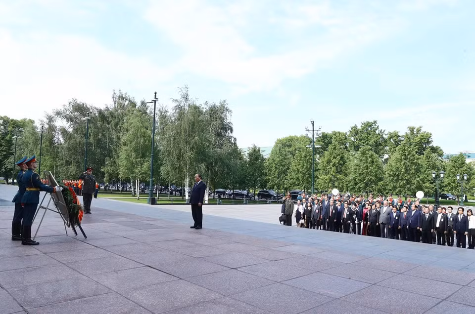 El primer ministro Nguyen Xuan Phuc y su comitiva visitan al Monumento del Soldados Desconocidos, dedicado a los mártires soviéticos caídos en la Gran Guerra Patria, frente al muro del Kremlin. (Foto: VNA)