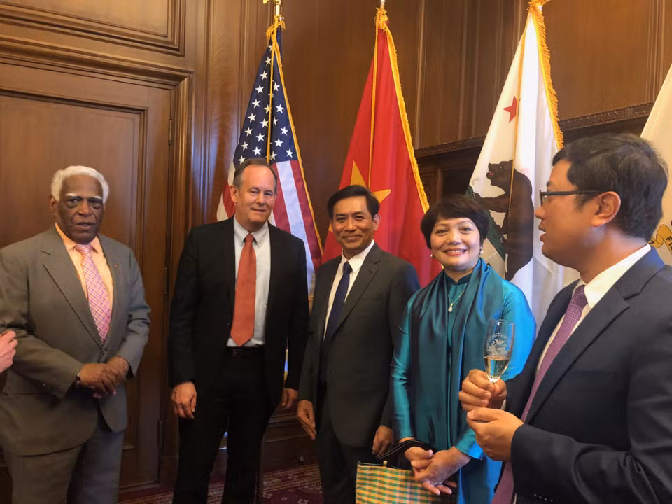 Representantes de las autoridades de San Francisco felicitan el Día Nacional de Vietnam. (Fuente: VNA) 