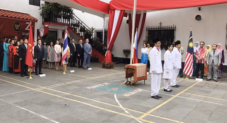 Ceremonia de izamiento de la bandera de la ASEAN en México. (Foto: VNA)