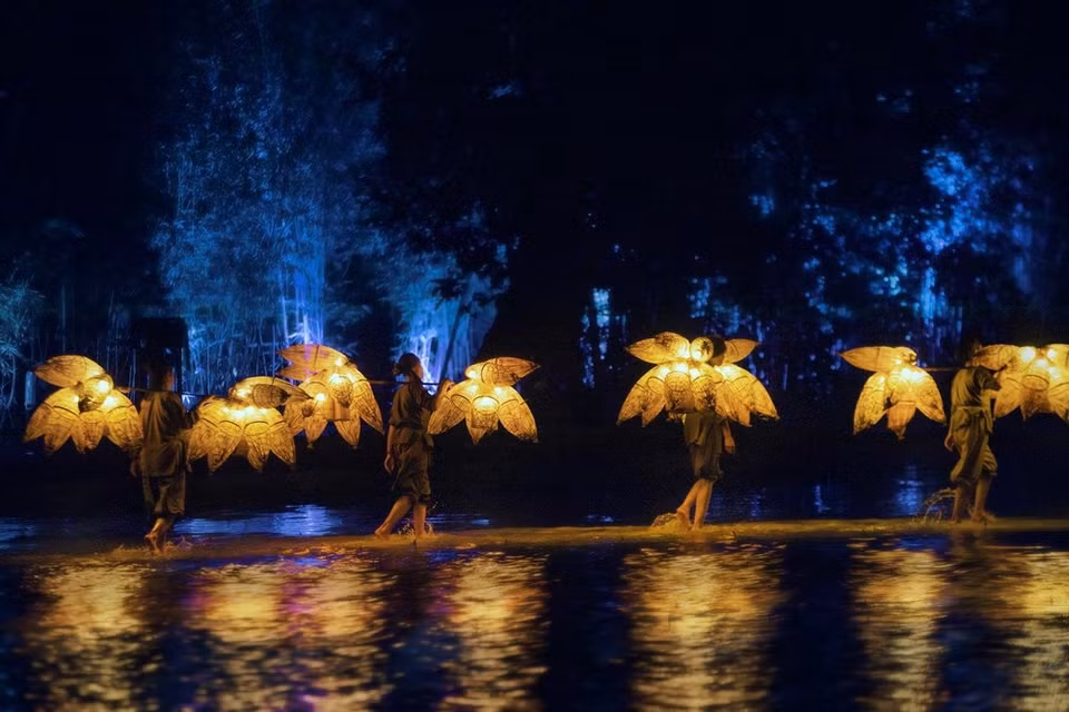 Sobre el escenario erigido por encima de un lago, el director Hoang Nhat Nam cuenta a los espectadores la historia sobre la naturaleza y la vida espiritual de esta milenaria nación, interpretada por una gran cantidad de actores amateur lugareños. (Fuente: CTV/VNA)