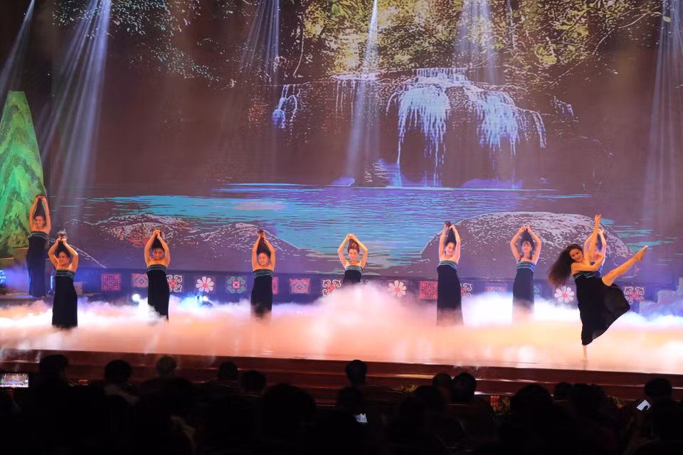 Entre las actividades que se celebran en el evento, se encuentran la recreación de fiestas y juegos populares, además de la interpretación de melodías con instrumentos típicos vietnamitas. (Fuente: VNA)