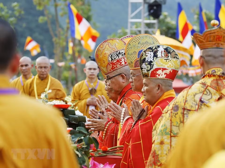 Bonzos superiores y monjes en la misa. (Fuente: VNA)