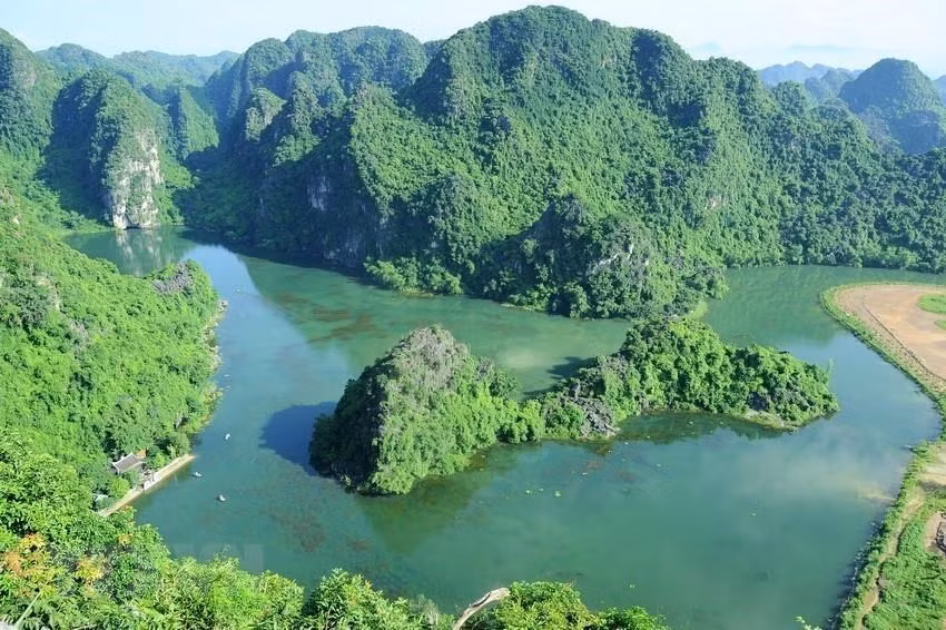 Al descubrir el complejo, los visitantes pueden ver con sus propios ojos por qué Trang An se llama la "Bahía de Ha Long en tierra" (Foto: VNA)