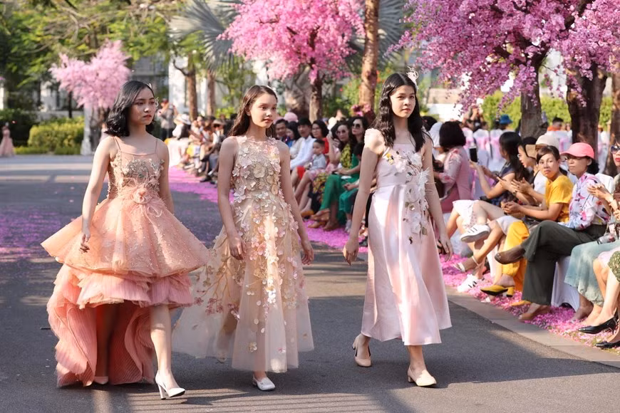 Los colores pastel como rosado, así como amarillo y verde son los tonos principales de la colección. (Foto: VNA)
