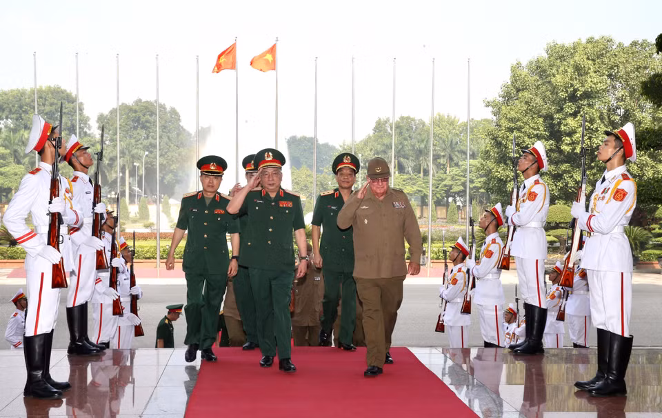 El Diálogo, presidido por el viceministro de Defensa de Vietnam, Coronel General Nguyen Chi Vinh, y el jefe del Estado Mayor General y Viceministro Primero del Ministerio de las Fuerzas Armadas Revolucionarias (MINFAR) de Cuba, General de Cuerpo de Ejército Álvaro López Miera. (Fuente: VNA)