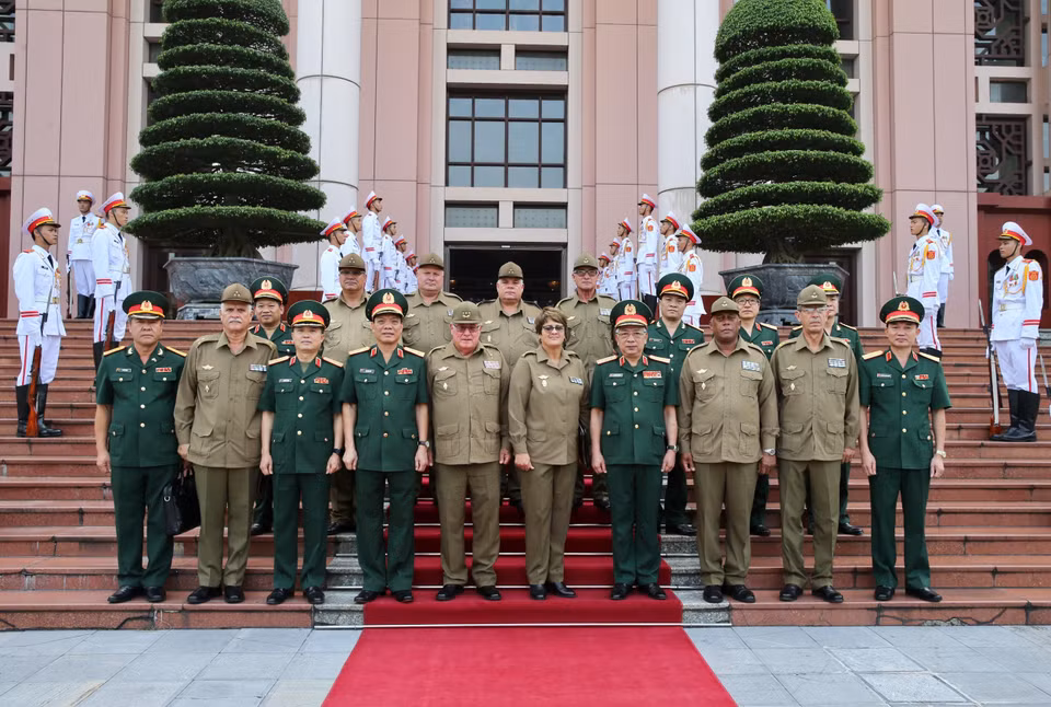 El Diálogo, presidido por el viceministro de Defensa de Vietnam, Coronel General Nguyen Chi Vinh, y el jefe del Estado Mayor General y Viceministro Primero del Ministerio de las Fuerzas Armadas Revolucionarias (MINFAR) de Cuba, General de Cuerpo de Ejército Álvaro López Miera. (Fuente: VNA)