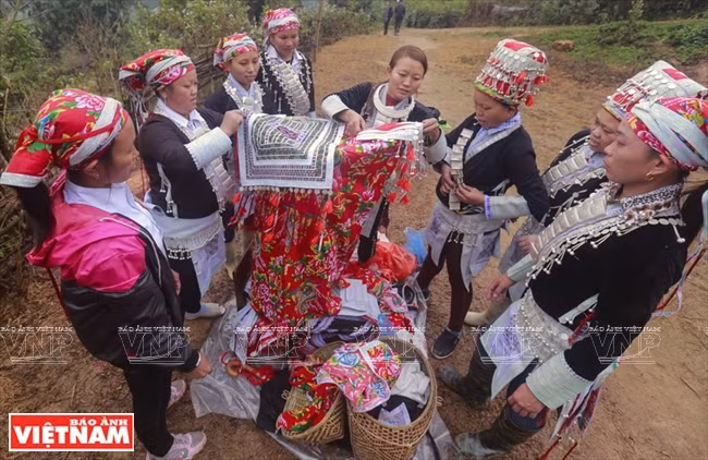 Representantes de la familia del novio reciben a la novia. (Fuente: VNA)