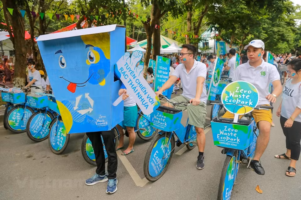 En la mañana del 23 de junio, los residentes de Ecopark asistieron a la campaña “Cero desperdicio”. (Foto: VNA)