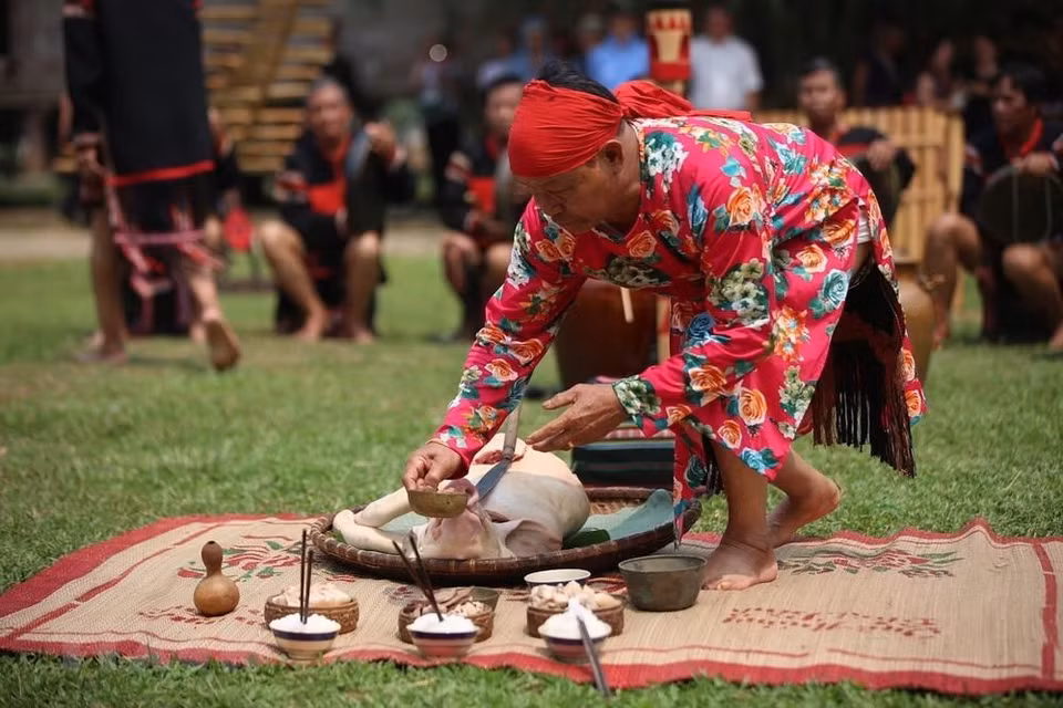 Bajo el tema "Colores de las etnias vietnamitas", el evento se lleva a cabo hasta el 2 de mayo, cuyo objetivo es para presentar costumbres y rasgos peculiares de los grupos étnicos de Vietnam, así como promocionar y preservar valores culturales de esas comunidades. (Fuente: VNA)