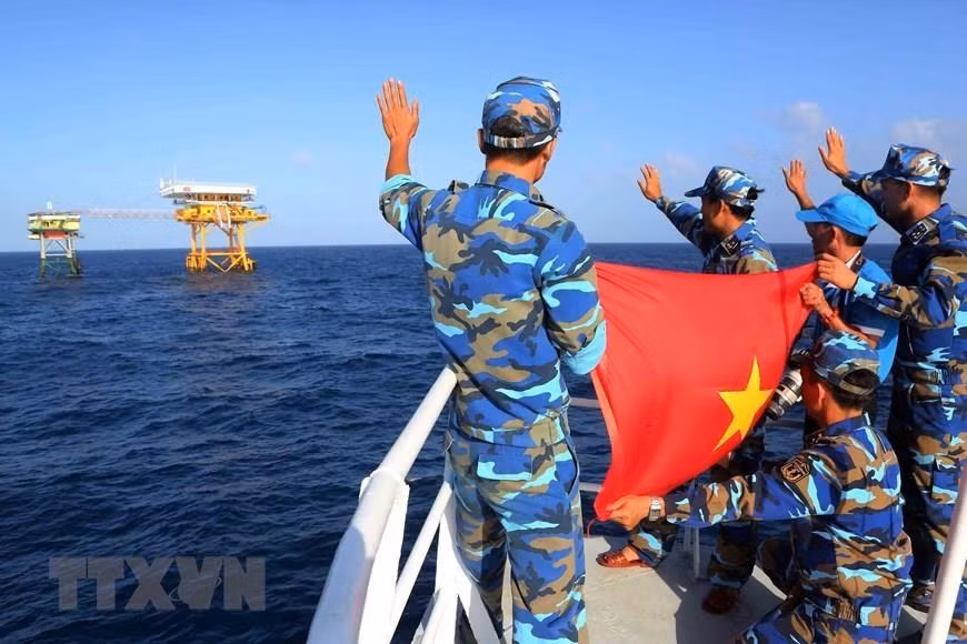 La delegación de la Región Naval 2 visita a los soldados que realizan tareas en la plataforma DK1. (Foto: VNA)