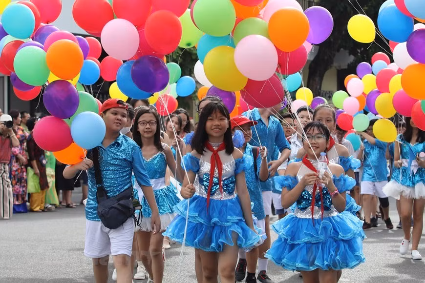 Miles de capitalinos participaron en la celebración del vigésimo aniversario del reconocimiento de Hanoi como "Ciudad de la Paz" por la Organización de las Naciones Unidas para la Educación, la Ciencia y la Cultura. (Fuente: VNA)