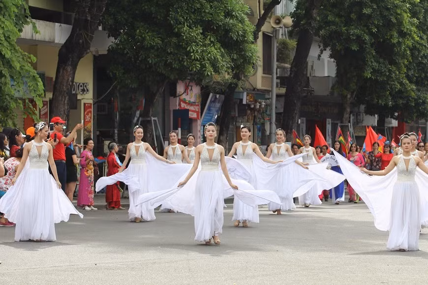 La fiesta callejera reúne a más de 10 mil artistas y visitantes. (Fuente: VNA)