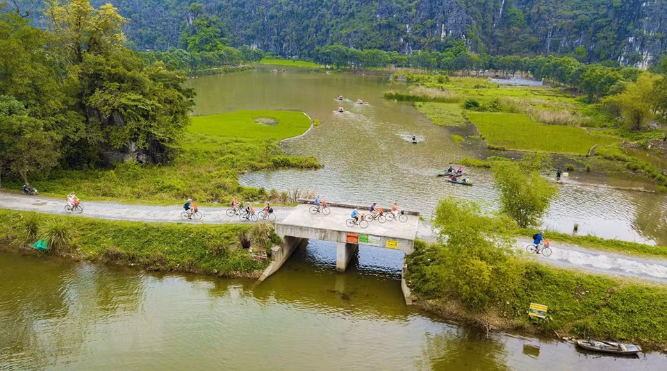 Las formaciones rocosas, las cuevas, el agua y el paisaje han hecho que Tam Coc se conozca popularmente como la Bahía de Halong en Tierra. (Fuente: VNA)
