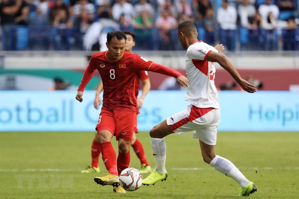 Gracias al pase de Trong Hoang (izquierdo), Cong Phuong iguala el partido con 1-1. (Fuentes: AFP/VNA)