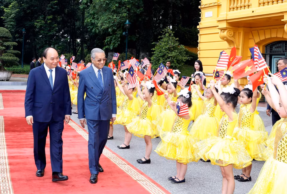 Primer ministro vietnamita, Nguyen Xuan Phuc, y su par malasio, Mahathir Mohamad, en la ceremonia de bienvenida en Hanoi (Fuente: VNA)
