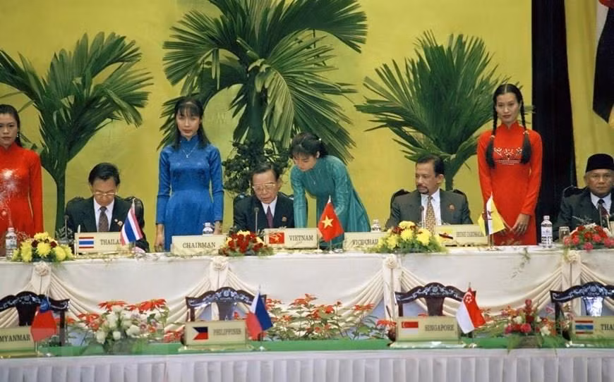 El primer ministro Phan Van Khai y los jefes de delegaciones firman la Declaración de Hanoi en la VI Cumbre de la ASEAN en la capital vietnamita, del 15 al 16 de diciembre de 1998. (Foto: VNA)