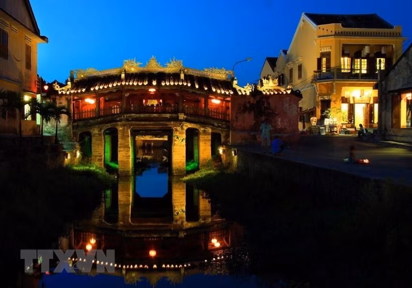 Puente Cau, también conocido como Puente de Japón, construido en el siglo XVI con estilo de la arquitectura japonesa cuando llegaron los comerciantes y marineros nipones a Vietnam. Se trata de uno de los puntos preferidos de turistas tanto del día como de la noche. (Fuente: VNA)