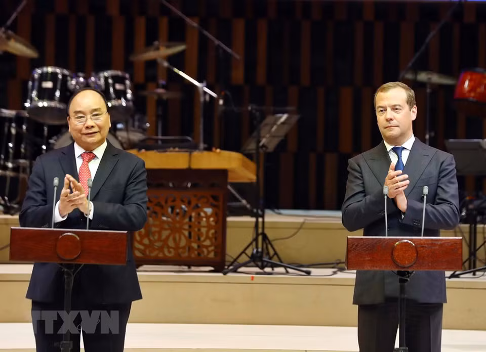 El premier vietnamita, Nguyen Xuan Phuc, y su par ruso, Dmitri Medvedev, participaron en la ceremonia inaugural del Año de Amistad Vietnam-Rusia en Moscú. (Fuente: VNA)