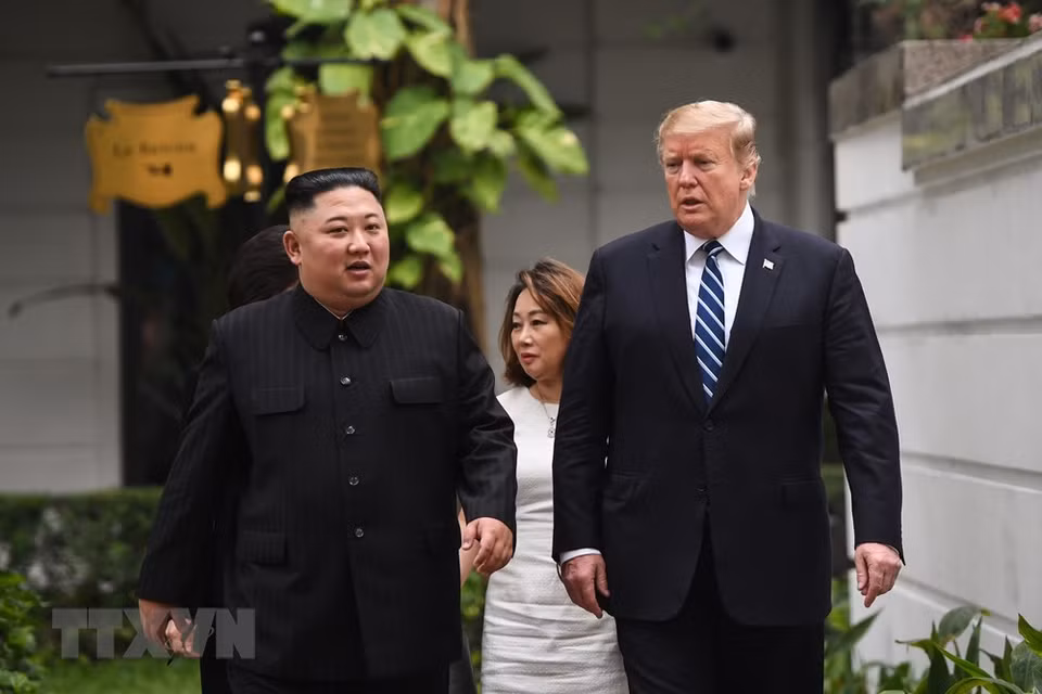 Presidente estadounidense, Donald Trump, y el líder norcoreano, Kim Jong-un, en el hotel Sofitel Legend Metropole Hanoi antes de la reunión ampliada el 28 de febrero de 2019, en marco de la segunda Cumbre EE.UU.-RPDC. (Fuente: VNA)