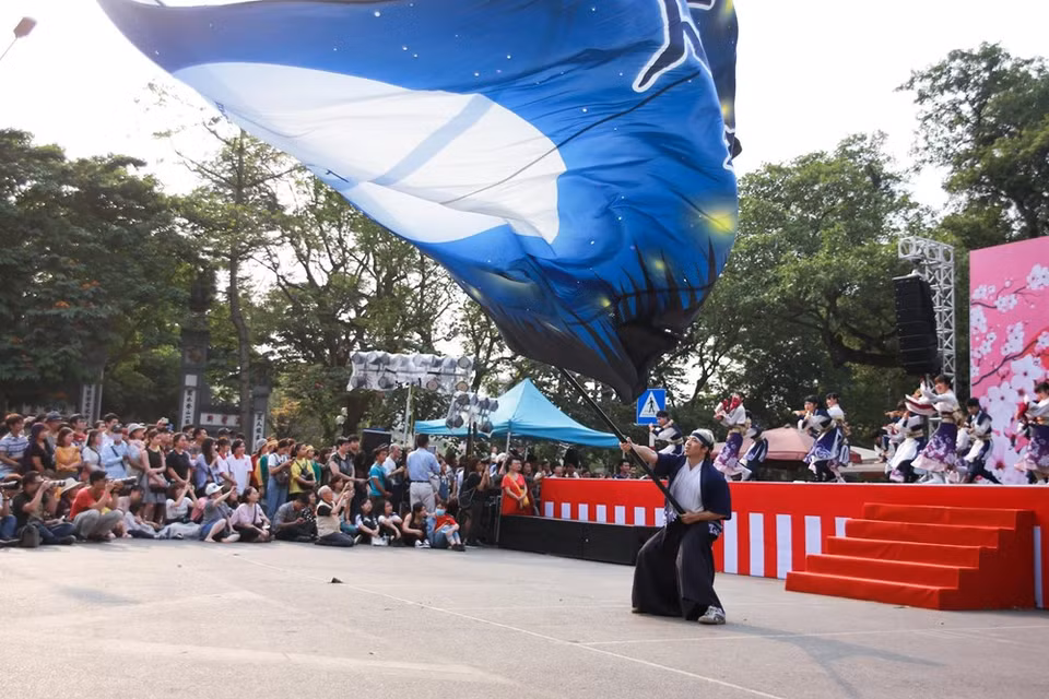 Este baile es también una actividad común en los festivales deportivos que se celebran en los colegios e institutos de Japón. Los grupos son mixtos e incluyen a gente de casi cualquier edad. (Fuente: VNA)