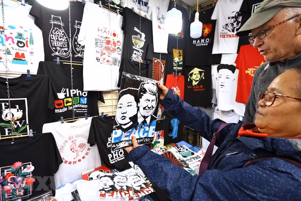 Se venden muy bien las camisetas con imágenes del presidente estadounidense, Donald Trump, y el líder norcoreano, Kim Jong-un, en la calle Hang Bong, en Hanoi. (Foto: VNA)