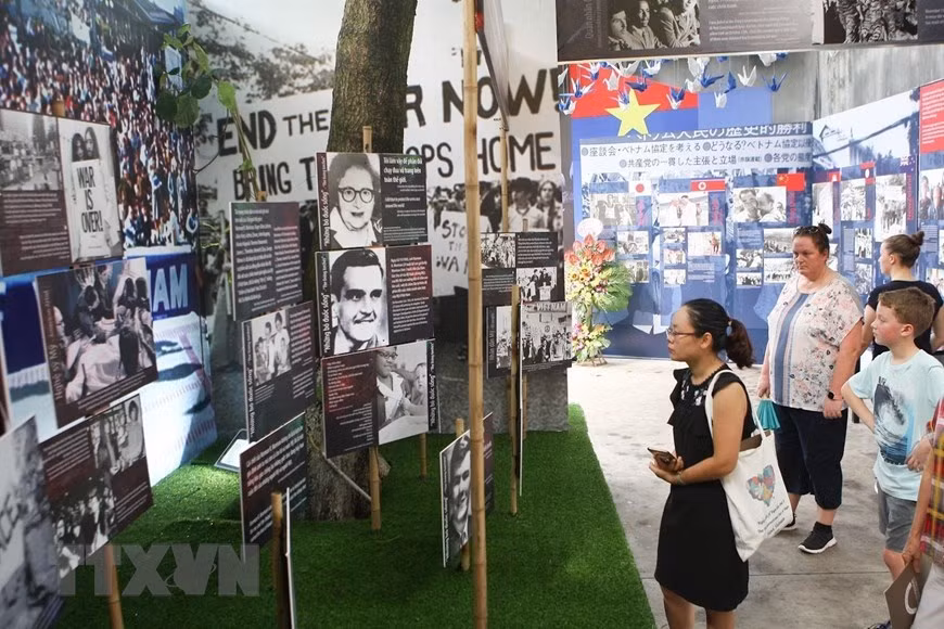 A través de la exhibición, los organizadores desean transmitir el mensaje de paz, cooperación y amistad de Hanoi, en particular y Vietnam, en general. (Foto: VNA)