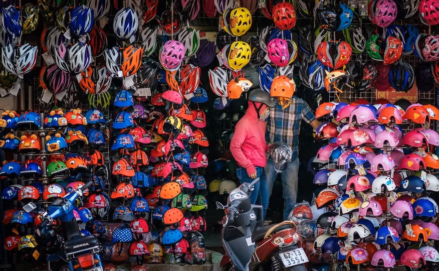 Tienda de cascos. (Fuente: VNA)