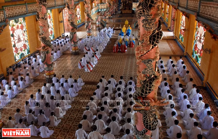 Đạo Cao Đài es una combinación del budismo (Phật giáo), el confucianismo (Khổng Giáo), el taoísmo (Lão Giáo) y el catolicismo (Đạo Thiên Chúa). Una misa de creyentes de caodaismo en una iglesia en la provincia de Tay Ninh. (Fuente: VNA)