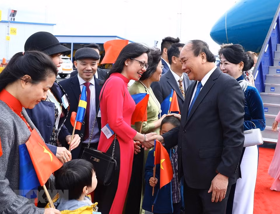 Funcionarios de la embajada y representantes de la comunidad vietnamita en Suecia dan la bienvenida al primer ministro Nguyen Xuan Phuc en el aeropuerto internacional Arlanda, en Estocolmo. (Foto: VNA)