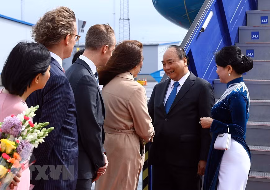 La ministra de Comercio y Asuntos Nórdicos de Suecia, Ann Linde, y el embajador sueco en Vietnam, Pereric Högberg, reciben al premier Nguyen Xuan Phuc en el Aeropuerto Internacional Arlanda, en Estocolmo. (Foto: VNA)