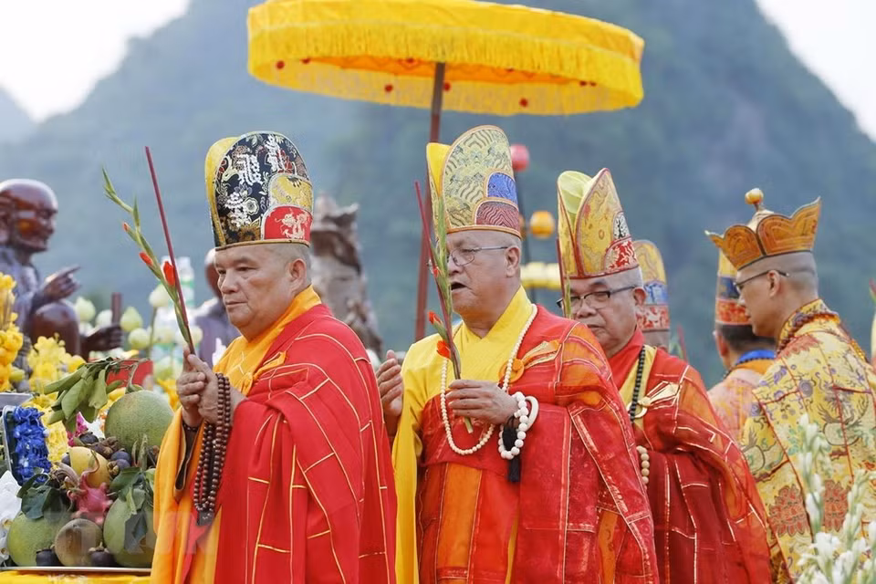 Bonzos superiores y monjes en la misa. (Fuente: VNA)