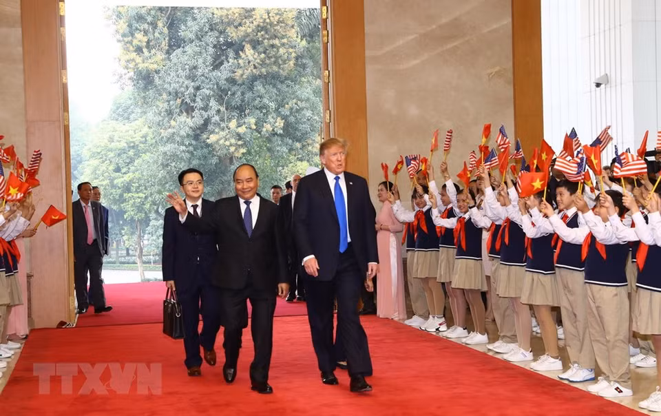 El premier Nguyen Xuan Phuc da la bienvenida al presidente estadounidense, Donald Trump. (Foto: VNA)