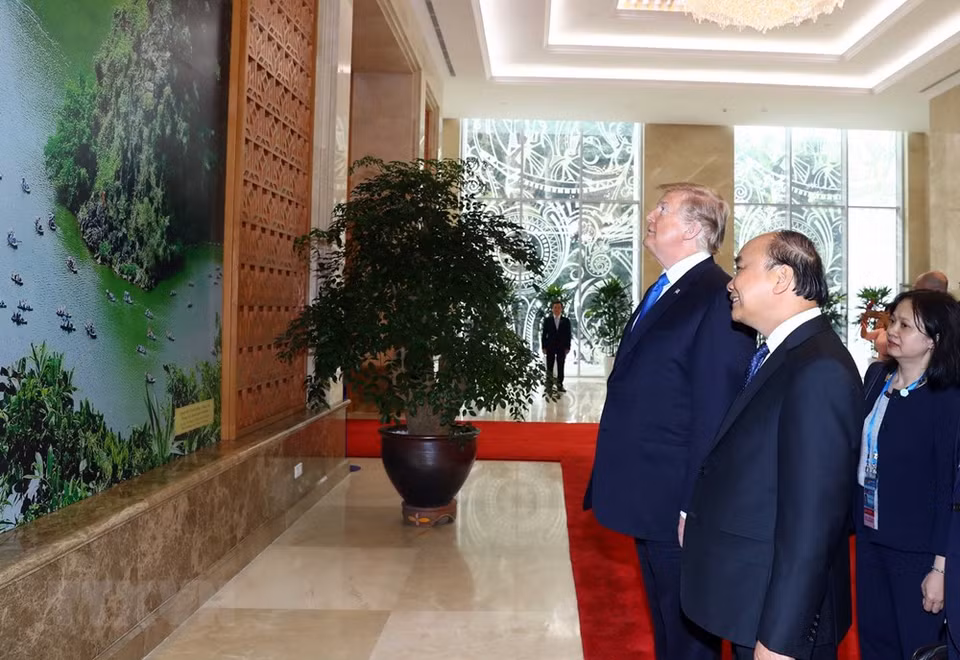 El primer ministro Nguyen Xuan Phuc presenta al presidente norteamericano, Donald Trump, cuadros de Vietnam. (Foto: VNA)