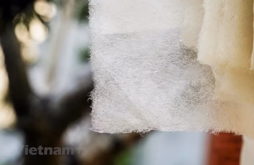 El oficio de elaboración del papel Do en Vietnam tiene una larga tradición y respondía a diferentes demandas de la sociedad antigua vietnamita, especialmente de la escritura de caracteres chinos, impresión de pinturas folclóricas, entre otros. (Fuente: VNA)