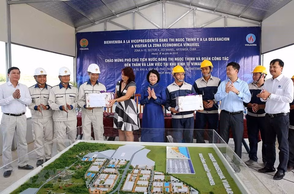 La vicepresidenta Dang Thi Ngoc Thinh se reúne con funcionarios y trabajadores vietnamitas que trabajan en la Zona Económica de Mariel. (Foto: Phuong Hoa / VNA)