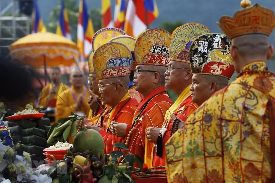 Bonzos superiores y monjes en la misa. (Fuente: VNA)