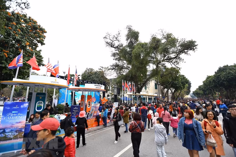 El área de la calle peatonal alrededor del lago Hoan Kiem en el fin de semana. (Foto: VNA)