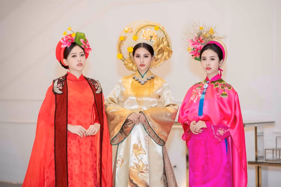 Las misses vietnamitas presentan la colección “El misterioso oriente” del diseñador Tran Thien Khanh. (Fuente: VNA)