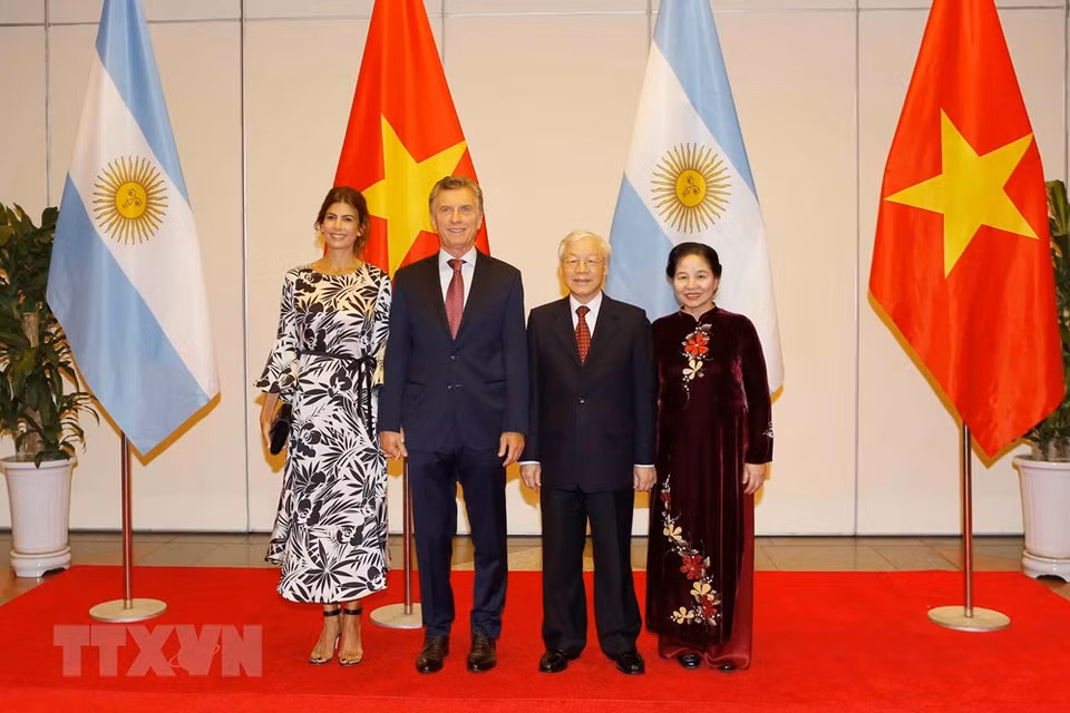 El secretario general del Partido Comunista y presidente de Vietnam, Nguyen Phu Trong, ofrece el 20 de febrero un banquete al mandatario de Argentina, Mauricio Macri, en su visita estatal en Hanoi. (Fuente: VNA)