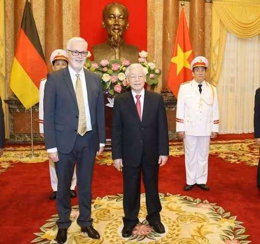 Embajador de Alemania, Guido Hildner, entregó a Nguyen Phu Trong sus cartas credenciales. (Foto: VNA)
